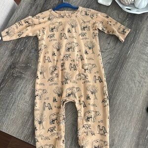 Kate Quinn Onsie EUC 12-18